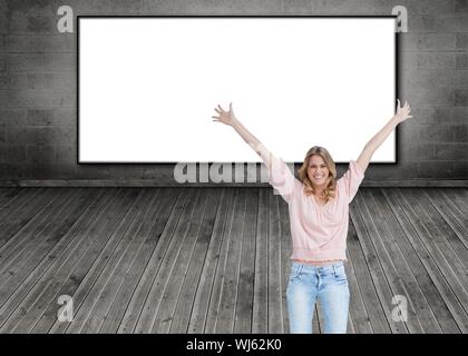 Portrait of woman with her arms raised up debout en face de l'écran Banque D'Images