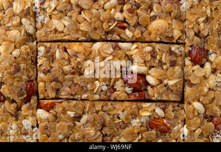 Fermer la vue de plusieurs graines de lin et d'amande granola illuminé par la lumière naturelle. Banque D'Images