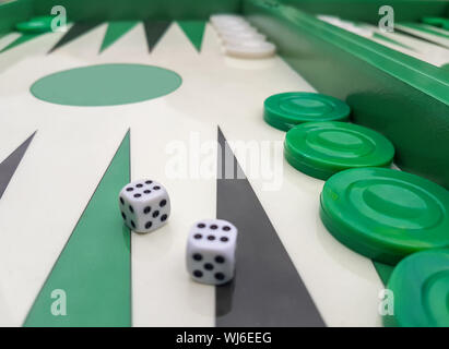 Close up d'un backgammon avec deux dés. Banque D'Images