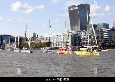 Clipper Round the World Race 2019-2020. Yachts sur la Tamise en direction de Tower Bridge et de l'estuaire de la Tamise pour le départ de la course au large de Southend Banque D'Images