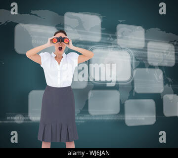 Composite image of businesswoman looking through binoculars tout en se posant Banque D'Images