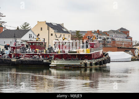 Les remorqueurs dans le port de Portsmouth, petite ville de l'établissement NH, USA Banque D'Images