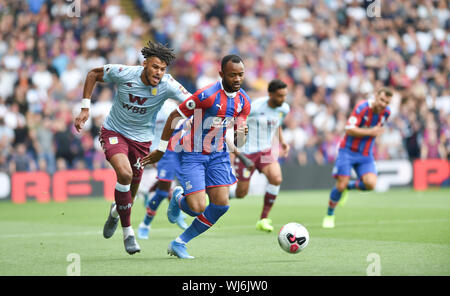 Tyrone Mings de Aston Villa (à gauche) batailles pour la balle avec Jordan Ayew de Crystal Palace lors du premier match de championnat entre Crystal Palace et Aston Villa à Selhurst Park , London , 31 août 2019 Editorial uniquement. Pas de merchandising. Pour des images de football Premier League FA et restrictions s'appliquent inc. aucun internet/mobile l'usage sans licence FAPL - pour plus de détails Football Dataco contact Banque D'Images