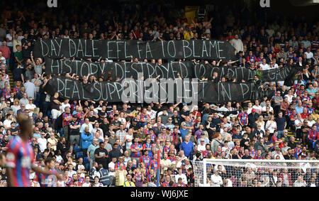 Fans de Crystal Palace, avec une manifestation de ce qui est arrivé à Bury FC pendant le premier match de championnat entre Crystal Palace et Aston Villa à Selhurst Park , London , 31 août 2019 Editorial uniquement. Pas de merchandising. Pour des images de football Premier League FA et restrictions s'appliquent inc. aucun internet/mobile l'usage sans licence FAPL - pour plus de détails Football Dataco contact Banque D'Images