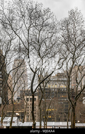 New York, NY, USA - Décembre 2018 - rues de Manhattan, vue sur l'horizon de Bryant Park, situé entre la Cinquième Avenue et l'Avenue des Amériques Banque D'Images