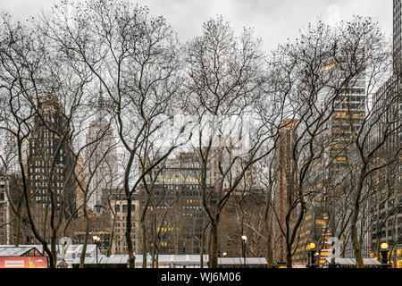 New York, NY, USA - Décembre 2018 - rues de Manhattan, vue sur l'horizon de Bryant Park, situé entre la Cinquième Avenue et l'Avenue des Amériques Banque D'Images