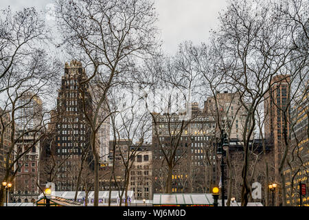 New York, NY, USA - Décembre 2018 - rues de Manhattan, vue sur l'horizon de Bryant Park, situé entre la Cinquième Avenue et l'Avenue des Amériques Banque D'Images