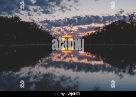 Lincoln Memorial reflétée dans le miroir d'eau sur le National Mall à la tombée de la coucher du soleil. L'exposition longue Banque D'Images