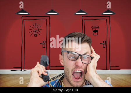 Composite image of computer engineer frustrés hurler pendant un appel dans l'avant du cpu ouvert sur fond blanc Banque D'Images