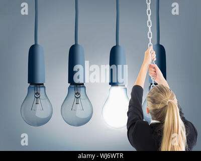 Image composite de blond businesswoman pulling une chaîne Banque D'Images