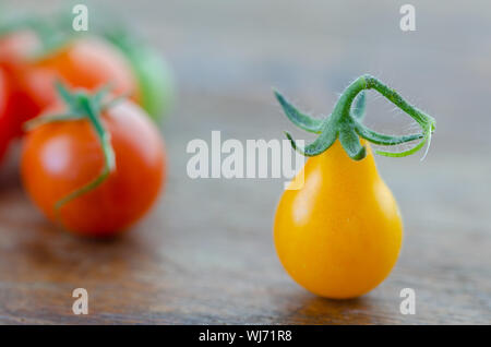 Tomate poire jaune et tomates cerises rouges sur table en bois,close up, Banque D'Images