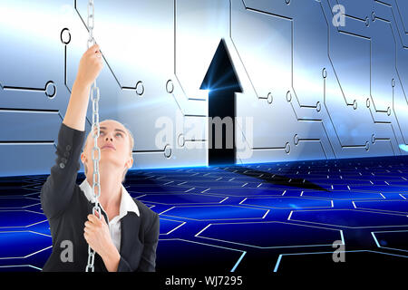 Image composite de blond businesswoman pulling une chaîne Banque D'Images