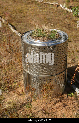 Vieux lave-linge batterie remplie de terre pour créer des foyers pour les abeilles et guêpes solitaires à Eardington réserve naturelle, Bridgnorth, Shropshire, au Royaume-Uni. Banque D'Images