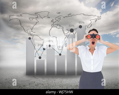 Composite image of businesswoman looking through binoculars tout en se posant Banque D'Images
