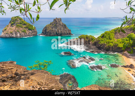 Avis de Morro dos Dois Irmãos et Baia dos Porcos à Fernando de Noronha, une île tropicale paradisiaque au large de la côte du Brésil Banque D'Images