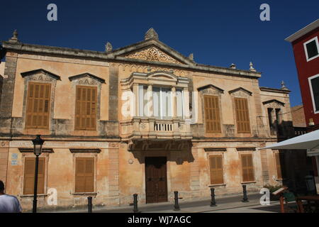 Vieux bâtiment dans Alfonso III Square (également nommé Palm Square) à Ciudadela (ciutadella de menorca Island), Espagne Banque D'Images