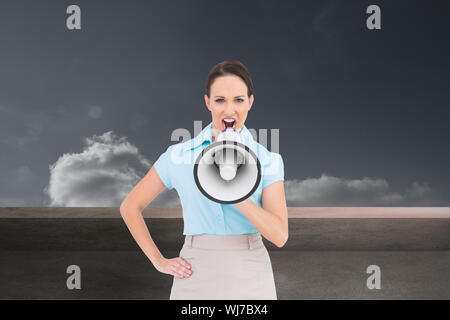 Image composite de furious classy businesswoman talking in porte-voix tout en se posant Banque D'Images