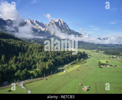 Photo aérienne, d'une prairie et pâturage en Bavière au bord des Alpes avec cabanes et granges Banque D'Images