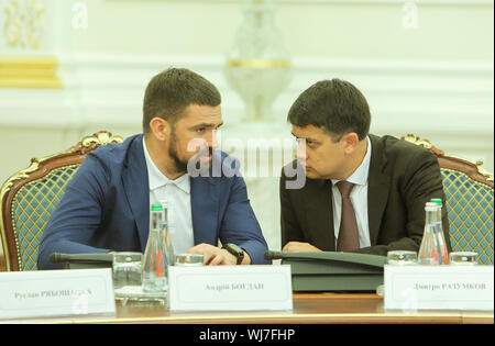 Kiev, Ukraine. 2e, 2019 Sep. Le président de la Verkhovna Rada Dmytro Premier plan du centre (R) parle de Serhiy Trofimov au cours de la réunion avec le président à Kiev, Ukraine, le 2 septembre 2019. Le président de Lukraine Vladimir Zelenskyy a tenu une réunion avec la direction du gouvernement, le Parlement et les organismes d'application de la loi. Credit : Sergii Kharchenko/ZUMA/Alamy Fil Live News Banque D'Images