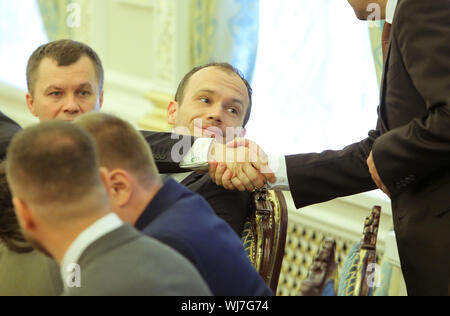 Kiev, Ukraine. 2e, 2019 Sep. Ministre de la Justice de l'Ukraine Denys Maliuska (C)serre la main au cours de la réunion avec le président à Kiev, Ukraine, le 2 septembre 2019. Le président de Lukraine Vladimir Zelenskyy a tenu une réunion avec la direction du gouvernement, le Parlement et les organismes d'application de la loi. Credit : Sergii Kharchenko/ZUMA/Alamy Fil Live News Banque D'Images