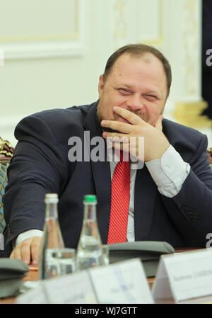 Kiev, Ukraine. 2e, 2019 Sep. Représentant du Président de l'Ukraine à la Verkhovna Rada Ruslan Stefanchuk participe à la réunion avec le président à Kiev, Ukraine, le 2 septembre 2019. Le président de Lukraine Vladimir Zelenskyy a tenu une réunion avec la direction du gouvernement, le Parlement et les organismes d'application de la loi. Credit : Sergii Kharchenko/ZUMA/Alamy Fil Live News Banque D'Images