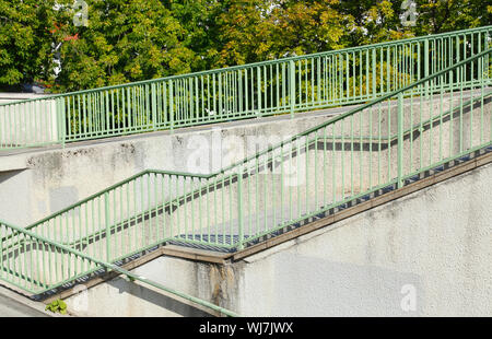 Escalier en béton et métal vert rampe d'escalier sur un pont Banque D'Images