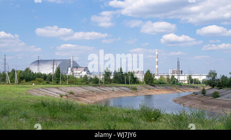 Vue panoramique de la centrale nucléaire de Tchernobyl Tchernobyl avec la nouvelle enceinte de confinement du réacteur 4 à l'horizon Banque D'Images