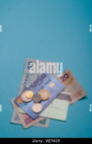 Polish zloty en billets et pièces sur fond bleu Banque D'Images