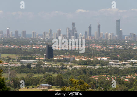 L'horizon lointain de Surfers Paradise sur la Gold Coast en Australie Banque D'Images