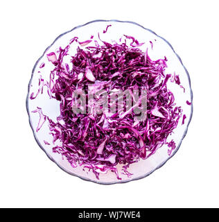 Vue de dessus de la salade de chou rouge à l'huile végétale dans un bol en verre dentelle sur fond blanc Banque D'Images
