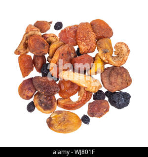 Vue du dessus de la pile de fruits séchés découper sur fond blanc Banque D'Images