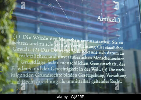 L'article, l'article 1, Berlin, le Bundestag, Dani Karavan, l'Allemagne, de la paix, de la justice, verre, Vitres, Vitre, mur de verre, loi fondamentale, loi fondamentale, 49 Banque D'Images