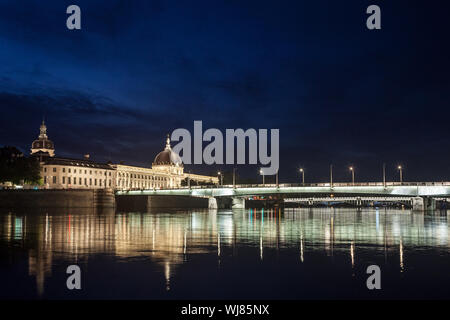 Pont de la Guillotiere pont de Lyon, France plus d'un panorama de la rive du rhône (Quais de Rhone) la nuit avec les principaux monuments de Banque D'Images