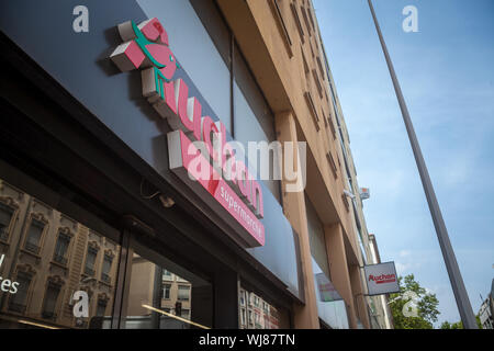 LYON, FRANCE - 18 juillet 2019 : logo Auchan devant leur supermarché local de Lyon. Auchan est un distributeur français de supermarchés et hypermarchés sp Banque D'Images