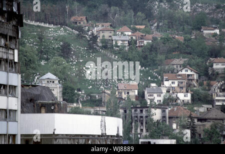 13 mai 1993 pendant le siège de Sarajevo : marquage partie de la ligne de front, le vieux cimetière juif, au-delà du Conseil exécutif gravement endommagé/Assemblée générale. Les Serbes étaient retranchés avec une position d'artillerie à l'intérieur du cimetière. Banque D'Images