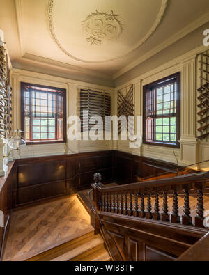 Grand escalier dans le Palais du Gouverneur à 300 Palace Green à Williamsburg, en Virginie Banque D'Images