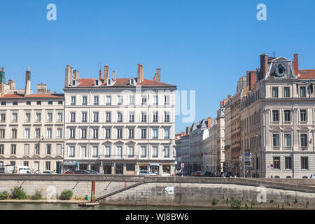 LYON, FRANCE - 19 juillet 2019 : façades typiques de vieux bâtiments du vieux Lyon, sur la presqu'île appelée Presqu'île, le centre historique de la deuxième Banque D'Images