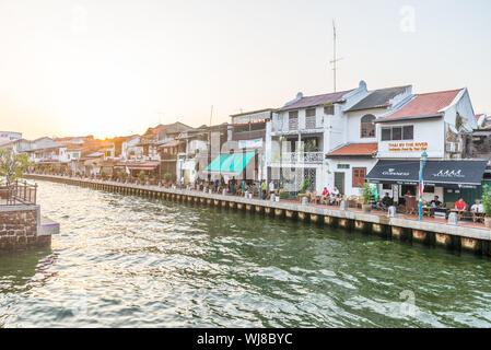 Melaka, Malaisie - 12 Février 2019 : Melaka vieille ville au coucher du soleil. Rivière Malacca dans bakclight sunburst. UNESCO World Heritage Site, Malaisie le tourisme. Banque D'Images