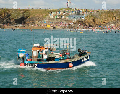 Chalutier de pêche entrée en port, Bude, Cornwall, UK Banque D'Images