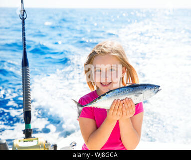 Kid girl blonde Thon pêche au thon à la traîne peu heureux avec capture sur pont de bateau Banque D'Images