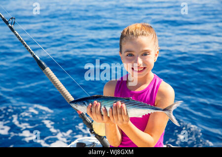 Kid girl fishing poisson thon bonito sarda heureux avec des captures de pêche à la traîne sur le pont de bateau Banque D'Images