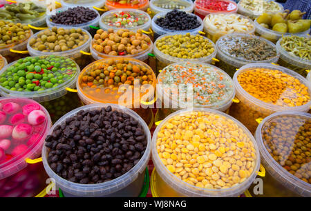 Cornichons olives variées carotte oignon piment lupins gherkin in a row Banque D'Images