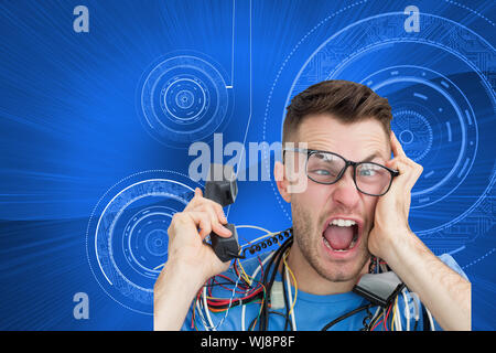 Composite image of computer engineer frustrés hurler pendant un appel dans l'avant du cpu ouvert sur fond blanc Banque D'Images