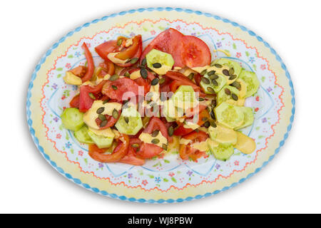 Salade méditerranéenne avec des graines de citrouille concombre tomate et sauce Banque D'Images