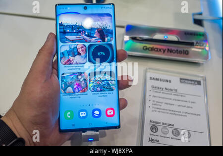 29 août 2019, Moscou, Russie. Le nouveau smartphone de Samsung Galaxy Note 10 sur la devanture. Banque D'Images