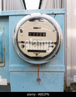 Des compteurs électriques d'utilité à l'extérieur de vieux style analogique Banque D'Images