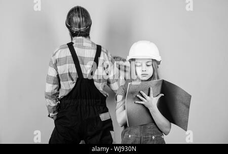 La paternité. La famille. L'industrie. Outils pour réparation. homme avec petite fille. fille Père la réparation en atelier. l'éducation en ingénierie. construction worker assistant. Je peux compter sur lui dans n'importe quelle situation. Banque D'Images