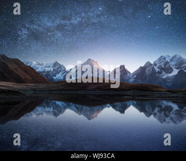 Ciel de nuit avec les étoiles et la Voie Lactée sur un lac de montagne. Collage de deux cadres. Traitement de l'art photos Banque D'Images