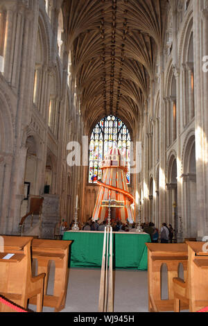 Voir les choses différemment - helter skelter installé à l'intérieur de cathédrale de Norwich, Royaume-Uni Août 2019. Banque D'Images