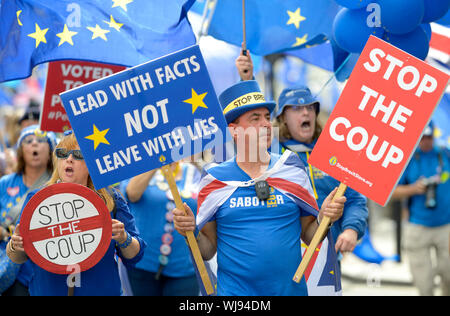 Londres, Royaume-Uni. 3 septembre 2019. Un coup d'arrêter la manifestation, dirigée par Anti-Brexit Steve Bray, militant, des marches de la place du Parlement à Downing Street en présence de Boris Johnson a traité la crise Brexit. Steve Bray à l'avant Banque D'Images